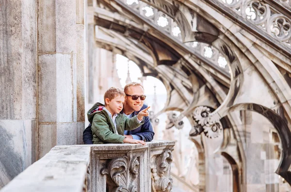 Otec Syny Turisté Jsou Střeše Milánské Katedrály Duomo Milano — Stock fotografie