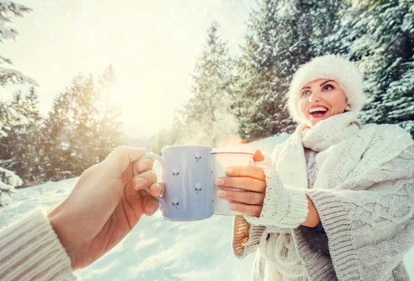 Пара Выпить Горячий Чай Поляне Зимнего Леса — стоковое фото