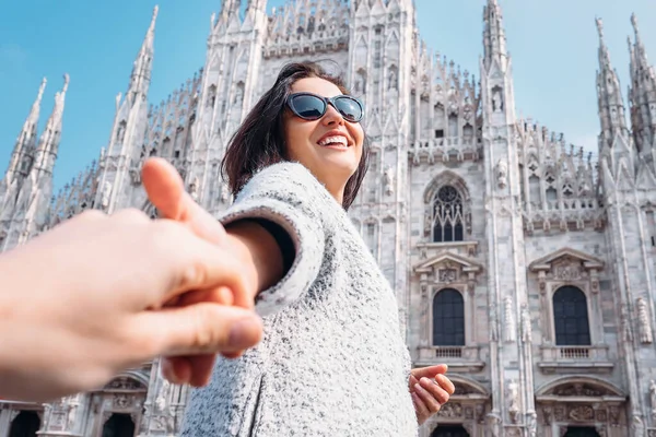 Usmívající Žena Držet Svého Přítele Ruku Pozadí Duomo Milano — Stock fotografie