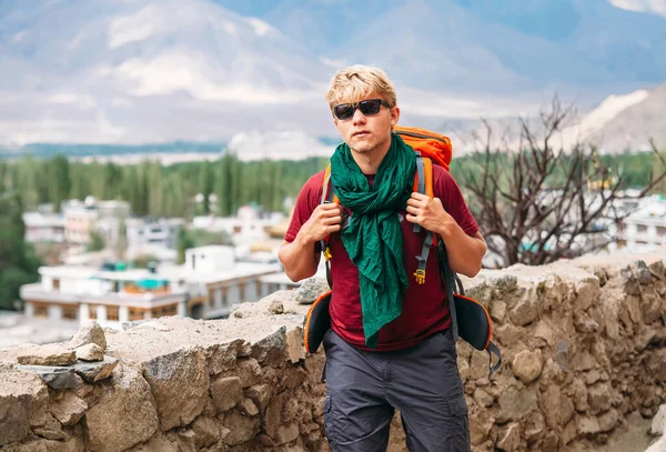 Backpacker Turista Llegar Montaña Tibetano Settelment — Foto de Stock