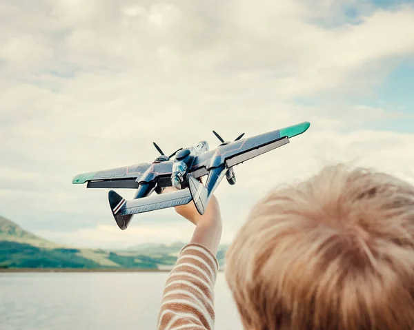 Mano Infantil Con Avión Juguete —  Fotos de Stock