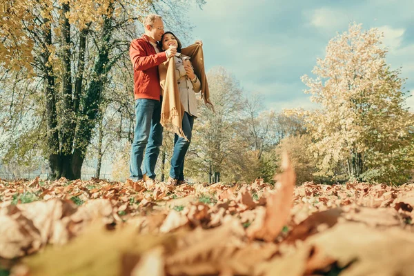 Para Zakochanych Baw Się Romantycznie Jesiennym Parku — Zdjęcie stockowe
