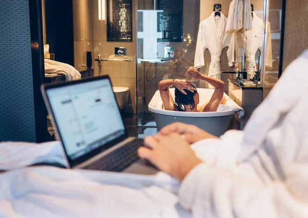 Paar Top Hotel Mann Arbeitet Mit Laptop Frau Badet Hintergrund — Stockfoto