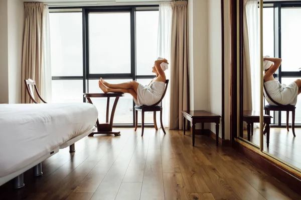 Duştan Sonra Kadın Panoram Penceresinin Yanındaki Otel Odasında Dinleniyor — Stok fotoğraf