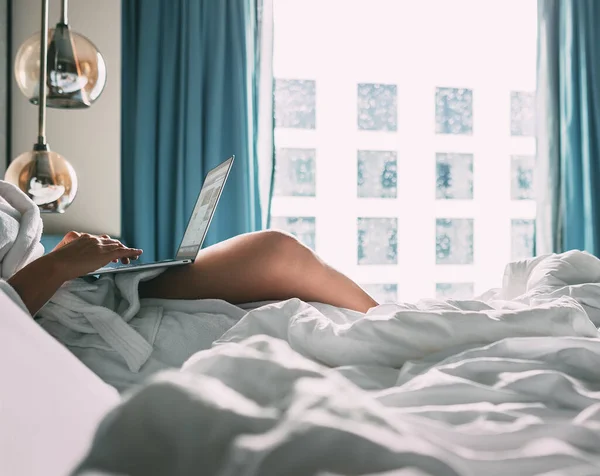 Fechar Mãos Mulher Imagem Com Laptop — Fotografia de Stock