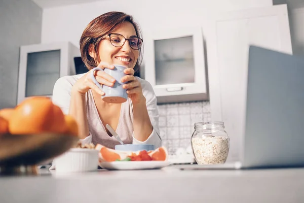 Nowy Dzień Pozytywny Start Kobieta Pije Herbatę Ogląda Laptopa Kuchni — Zdjęcie stockowe