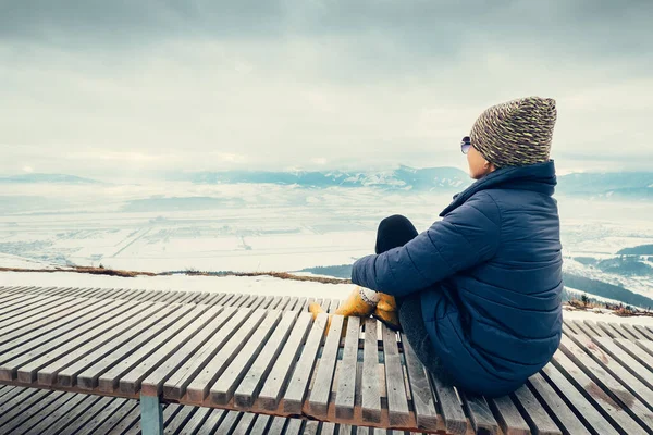 Žena Relaxovat Horní Pohled Bod Horským Městem Zimní Panoramatem — Stock fotografie