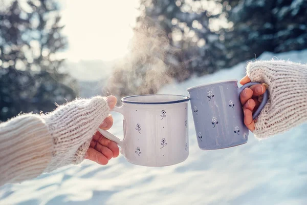 男男女女手牵着针织手套 在冬天的森林林间空地上喝着热茶 — 图库照片