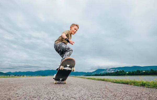 Joven Skateboarder Hacer Trucos Con Monopatín — Foto de Stock