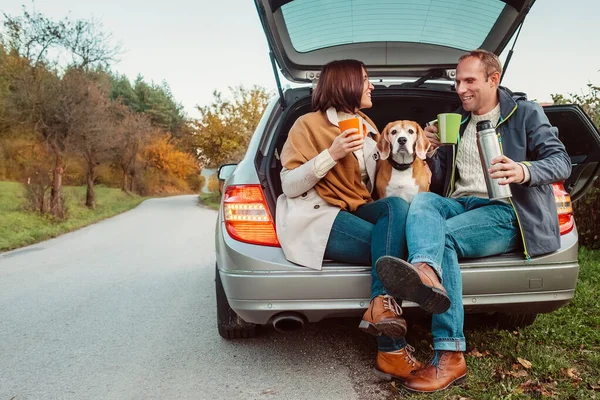 Teeparty Kofferraum Liebendes Paar Mit Hund Sitzt Kofferraum — Stockfoto