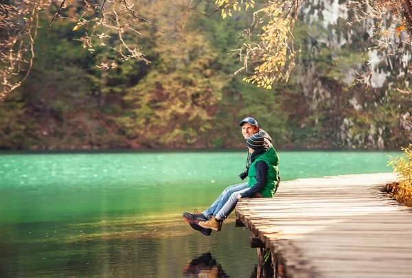 Padre Hijo Sientan Puente Madera Sobre Lago — Foto de Stock