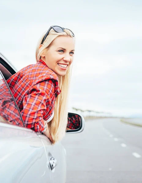 Feliz Sorrindo Jovem Mulher Olha Para Fora Janela Carro — Fotografia de Stock