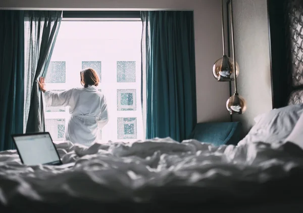 Vrouw Witte Badjas Verblijf Horen Het Raam Hotelkamer — Stockfoto