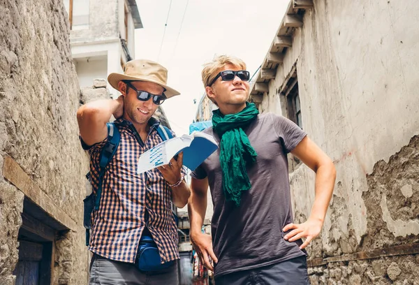 Zwei Touristen Versuchen Mit Reiseführer Auf Unbekannter Asiatischer Straße Navigieren — Stockfoto