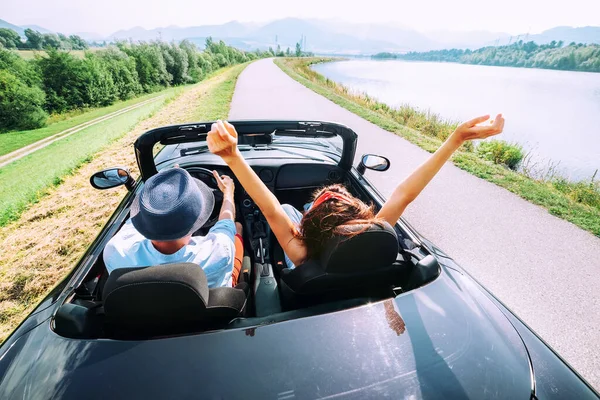 Cabriolet arabasında aşık bir çift.