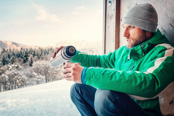 Homme Boit Une Boisson Chaude Travailleur Voyageur Plein Air Hiver — Photo