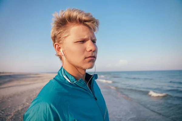 Mann Mit Miniatur Kopfhörern Bereit Zum Laufen Meeresstrand — Stockfoto