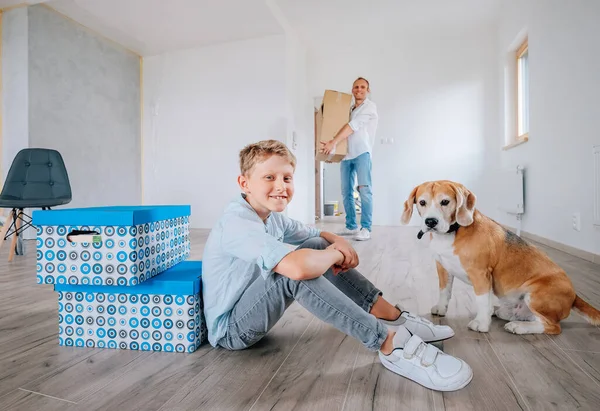 Padre Trae Caja Cartón Casa Nueva Pequeño Hijo Con Perro —  Fotos de Stock