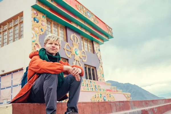 Resenären Sitter Trappan Till Buddistklostret Lilla Tibet — Stockfoto