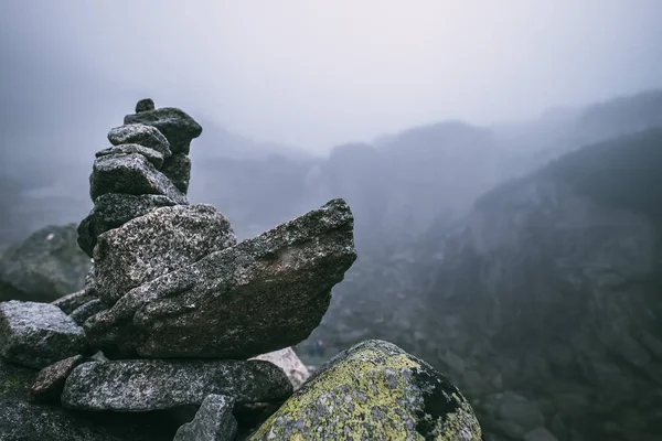 Nsan Yapımı Taş Yığını Sisli Dağda Bir Işaret Gibi — Stok fotoğraf
