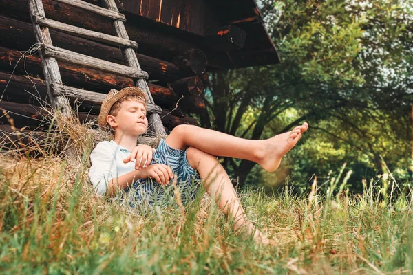 Piccolo Ragazzo Pigro Dorme Sotto Vecchio Fienile Giardino — Foto Stock