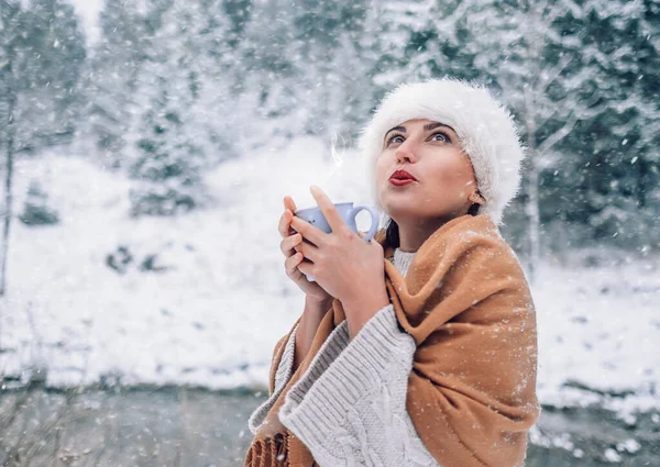 Kvinna Med Kopp Varm Dryck Snön Skog — Stockfoto