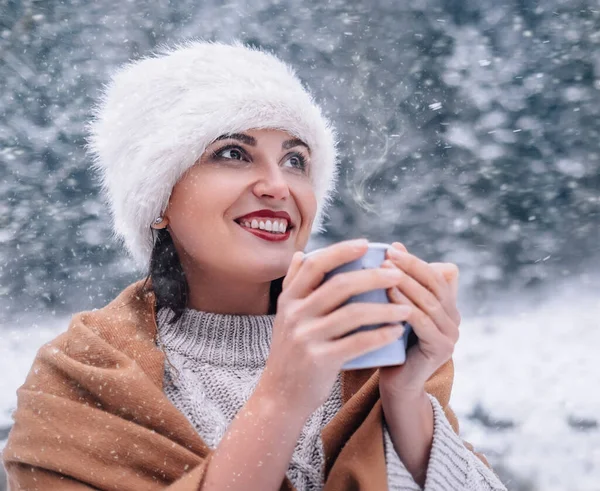 Весела Жінка Чашкою Гарячого Чаю Зимовому Лісі — стокове фото
