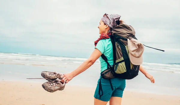女背包客享受新鲜的海风 — 图库照片