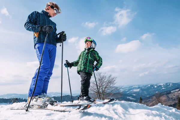 雪の丘の上に2人のスキーヤーが減速する準備ができて — ストック写真