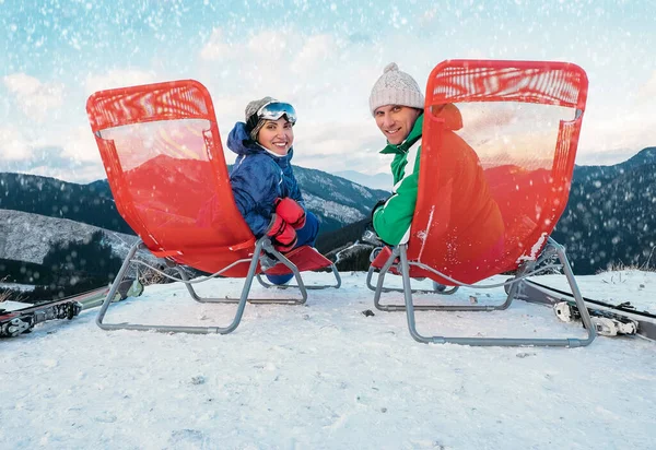Zwei Lächelnde Skifahrer Sitzen Chaiselongue Auf Dem Gipfel Des Berges — Stockfoto