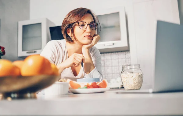 Kadın Kahvaltıyı Hazırlar Mutfakta Dizüstü Bilgisayar Izler — Stok fotoğraf