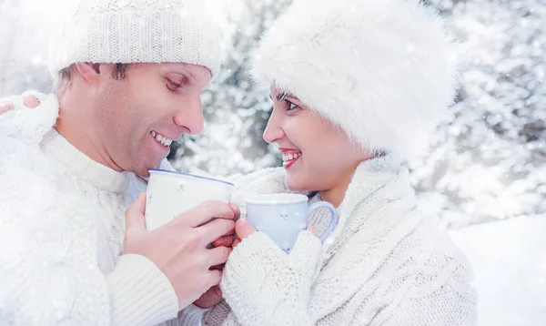 Accogliente Coppia Vestita Bere Caldo Sulla Radura Foresta Neve — Foto Stock