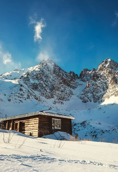 塔特拉山脉Ski度假村是一个美丽的风景与红色贡多拉山顶 — 图库照片