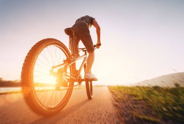 Hızlı motosikletçi düşük açı görünümü