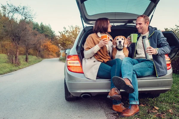 Teeparty Kofferraum Liebendes Paar Mit Hund Sitzt Kofferraum — Stockfoto