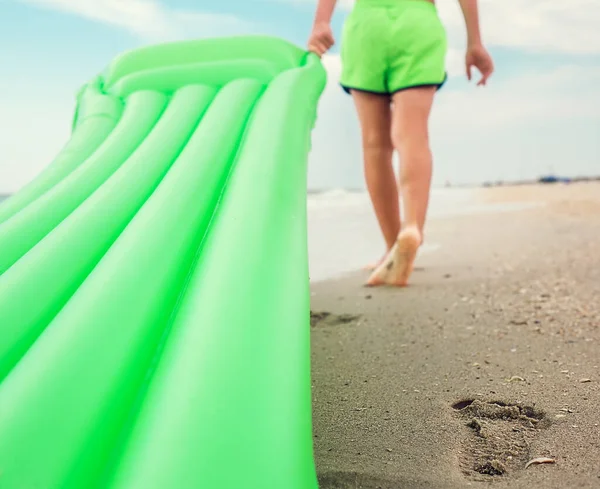 Impronta Sulla Sabbia Ragazzo Con Materasso Nuoto Cammina Sulla Spiaggia — Foto Stock