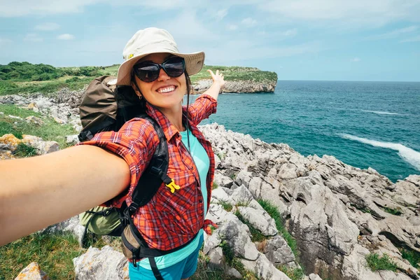 Happy Woman Backpacker Traveler Take Selfie Photo Amazing Ocean Coast — Stock Photo, Image