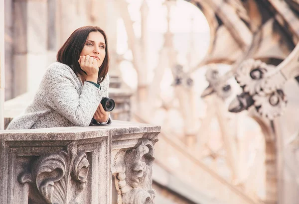 Turistka Těší Klidné Atmosféře Střeše Milánské Katedrály Duomo — Stock fotografie