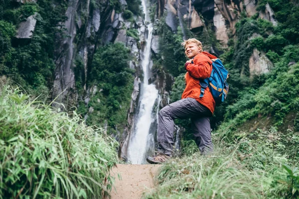 Jovem Turista Com Mochila Perto Cachoeira Floresta Montanhosa Chuvosa — Fotografia de Stock