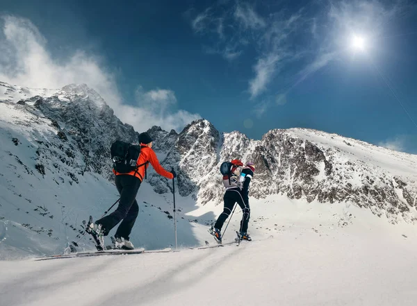 Twee Vrouwelijke Ski Wandelaars Gaan Bergtop — Stockfoto