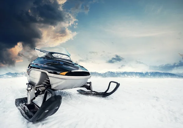 Máquina Nieve Superficie Congelada Lago Montaña Con Nubes Tormenta Fondo — Foto de Stock