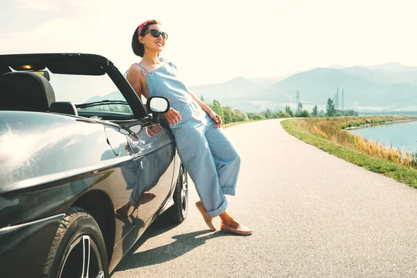 Giovane Donna Viaggiatore Solo Soggiorno Vicino Cabriolet Auto Sulla Pittoresca — Foto Stock