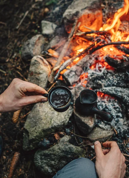 Mann Trinkt Heißen Kaffee Lagerfeuer — Stockfoto