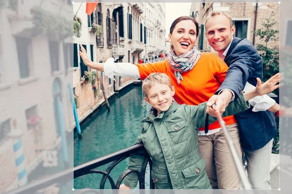 Ευτυχισμένη Οικογένεια Τραβήξτε Μια Αυτο Φωτογραφία Μια Γέφυρα Στη Βενετία — Φωτογραφία Αρχείου