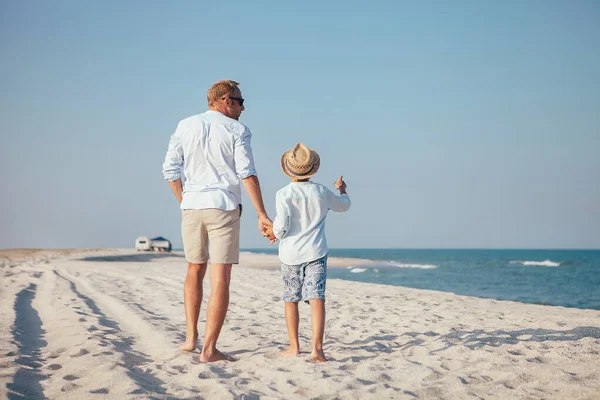 Padre Con Hijo Caminar Playa Del Mar Desierta —  Fotos de Stock