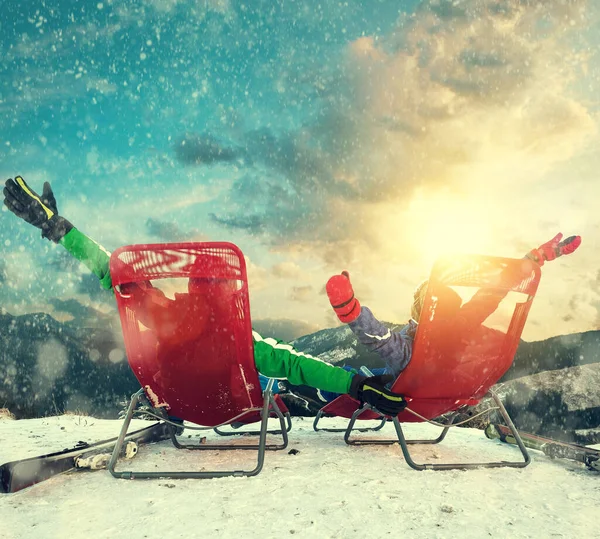 Dos Esquiadores Felices Sentados Chaise Lounges Cima Montaña Nieve —  Fotos de Stock