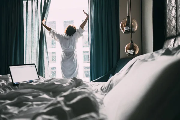 Mulher Fica Perto Janela Quarto Hotel Hora Manhã — Fotografia de Stock