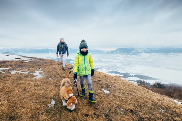 Promenade Fils Père Avec Chien Sur Colline Avec Vue Panoramique — Photo