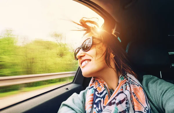 Mujer Siente Libre Mira Desde Coche Ventana Abierta —  Fotos de Stock