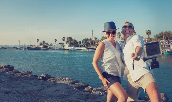 Pareja Divertida Tomar Selfie Vacaciones Bahía Del Mar —  Fotos de Stock